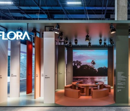 Flora tem estreia marcante na Expo Revestir 2024 com experiência sensorial e visual