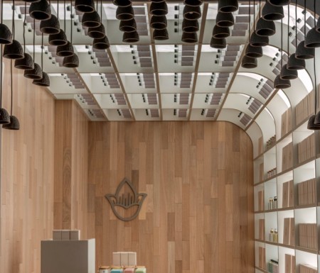 Elegância Minimalista e Conexão com a Natureza: Ogata Arquitetura e Flora em uma grande mostra de decoração 